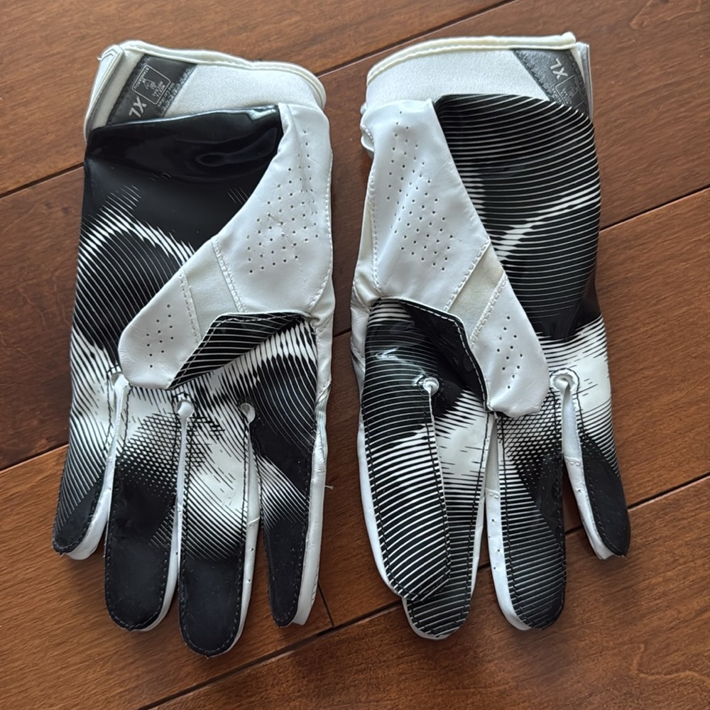 Football gloves - Picture 3 of 4